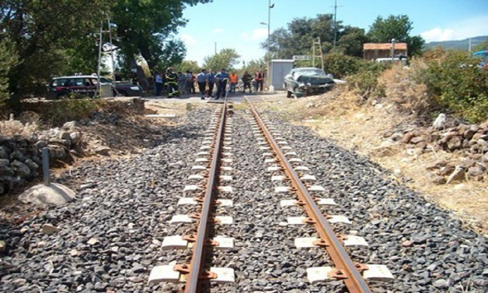 Lodi, sfonda un passaggio a livello con l'auto: travolto e ucciso da un treno