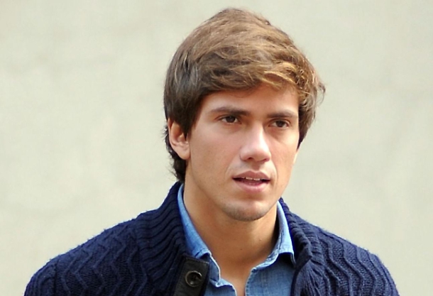 Luigi Berlusconi, bacio sulla bocca all'amico barbuto. La foto di Oggi scatena il web01