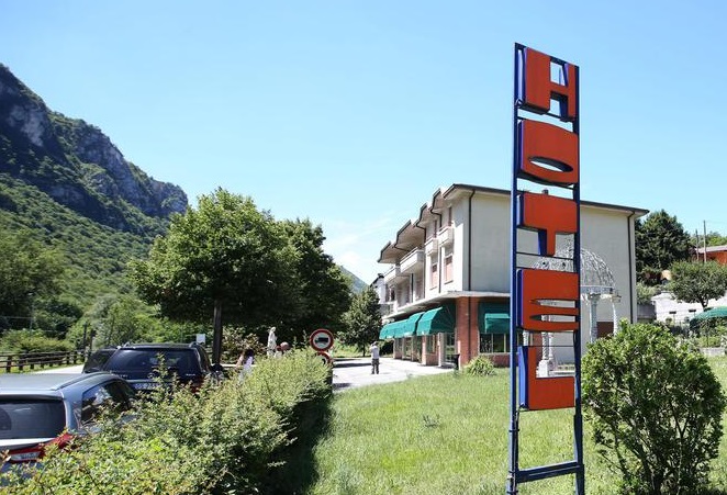 Brescia, molotov contro hotel che ospiterà profughi