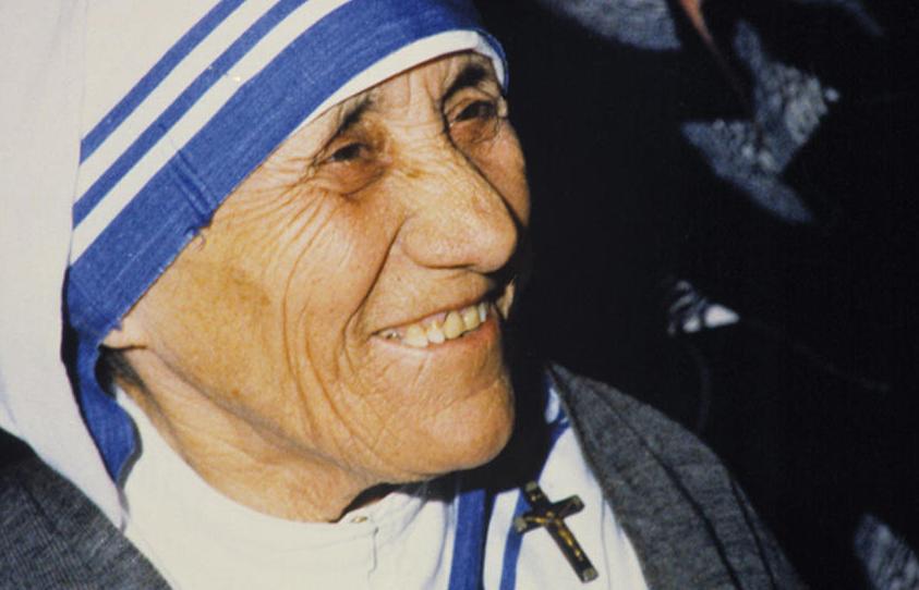 Madre Teresa, il velo bianco e blu ora ha il copyright: "Troppo imitato"
