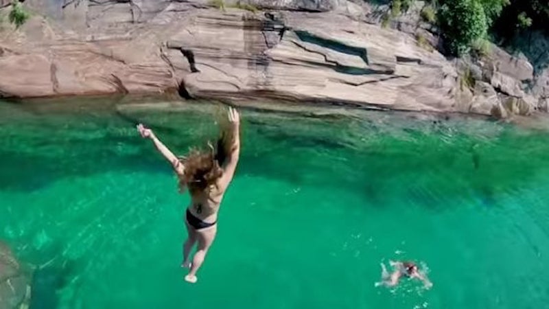 YOUTUBE Valle Verzasca, Maldive a un'ora da Milano. Invasione dopo il video di 4 ragazzi