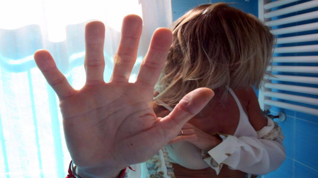 Firenze, tenta di dare fuoco alla ex moglie: l'ha picchiata per anni, arrestato