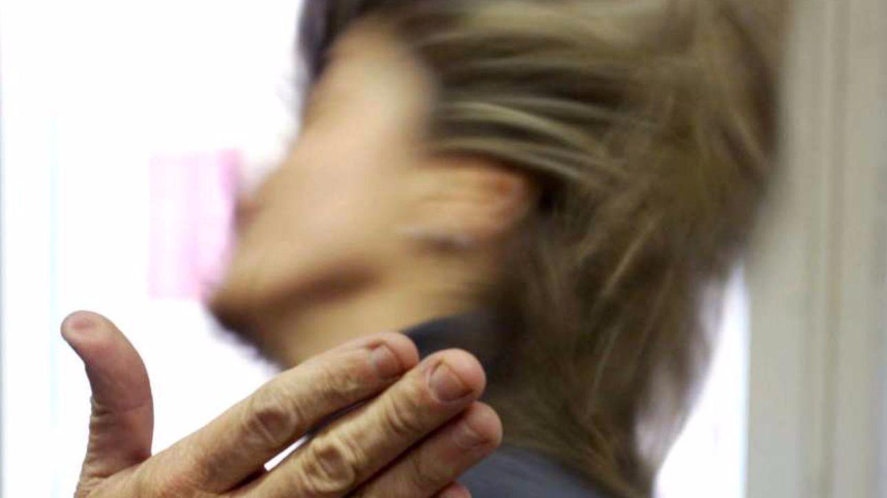 Bari, litiga col compagno e lui la picchia: batte testa in terra e muore