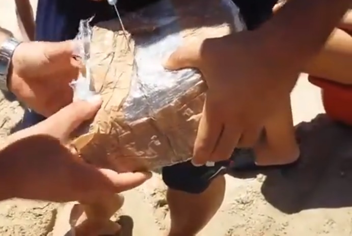 Montesilvano, marijuana alla deriva: grossi pacchi di droga restituiti dal mare agitato