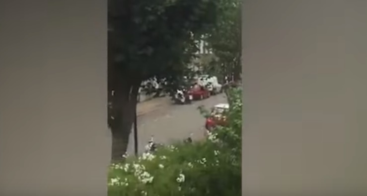 Cercano di rubargli lo scooter: il proprietario li allontana brandendo un martello