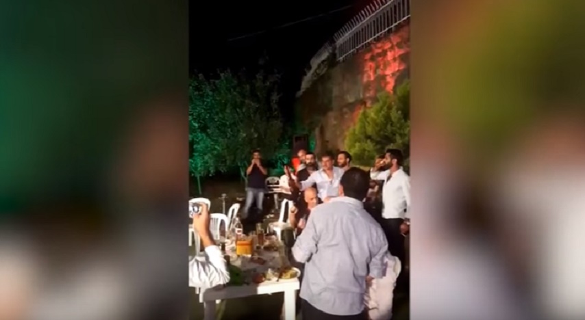 Libano, spara con l'Ak47 al suo matrimonio e colpisce il fotografo