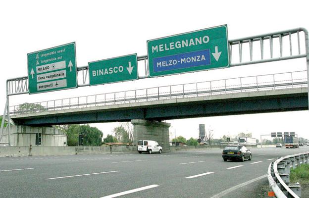 Incidente A1, auto si ribalta al casello di Melegnano e invade corsia opposta: un morto