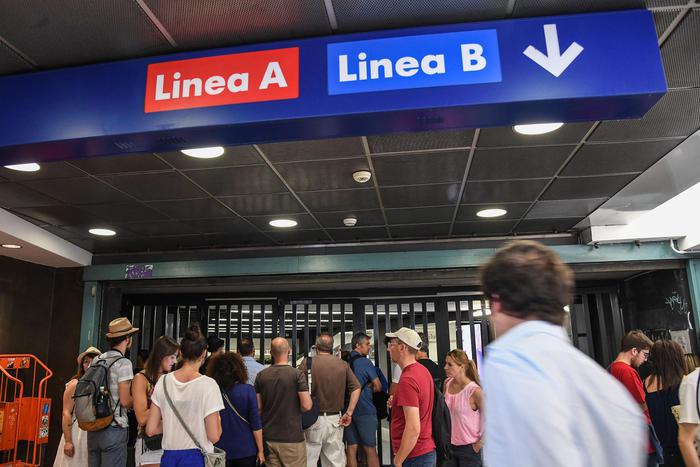 Roma, incastrata tra porte metro e trascinata via: grave donna, ricoverata in codice rosso