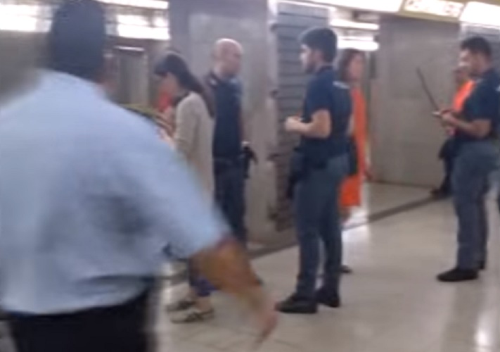 Milano, bambina resta incastrata nella porta della metropolitana