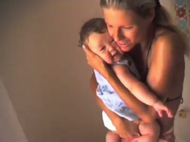 Michelle Hunziker a 19 anni coccola Aurora bebè