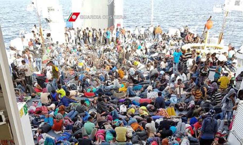 Migranti, a Bari arrivati in 640. A Corigliano nave tedesca con 923