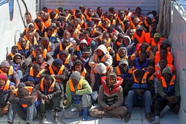 Migranti, l'Europa si sfarina: a Bruxelles lite e vuoto