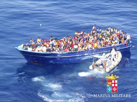 Migranti, Europa ci lascia affogare. Ora non resta che respingerli. Chi lo farà?