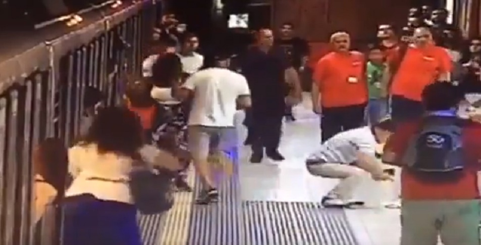 YOUTUBE Borseggiatore bloccato dalla folla alla metro di Milano