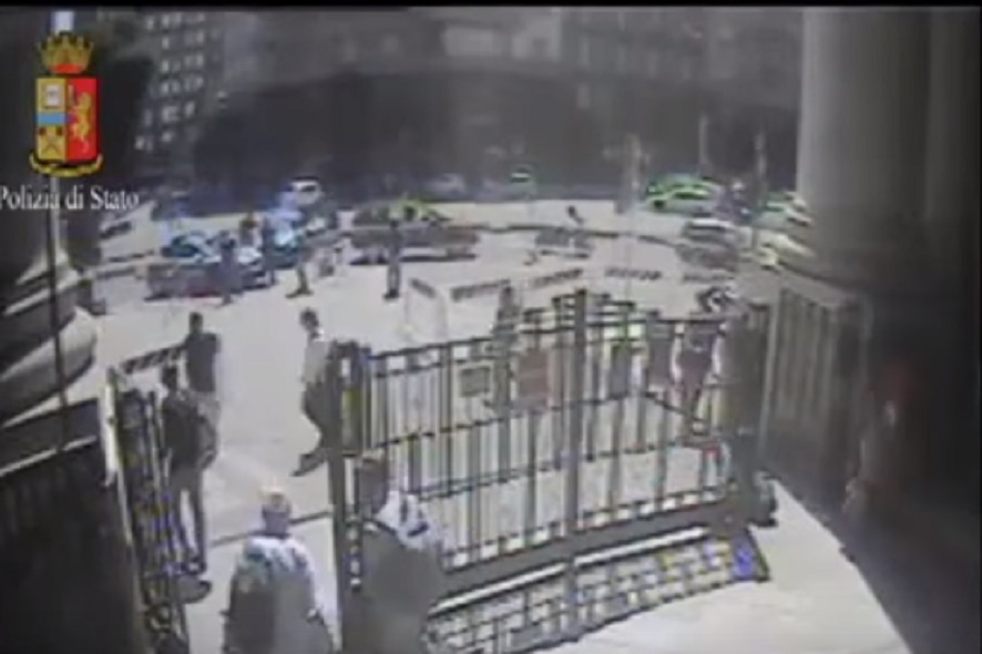 "Voglio morire per Allah": immigrato accoltella poliziotto a Milano