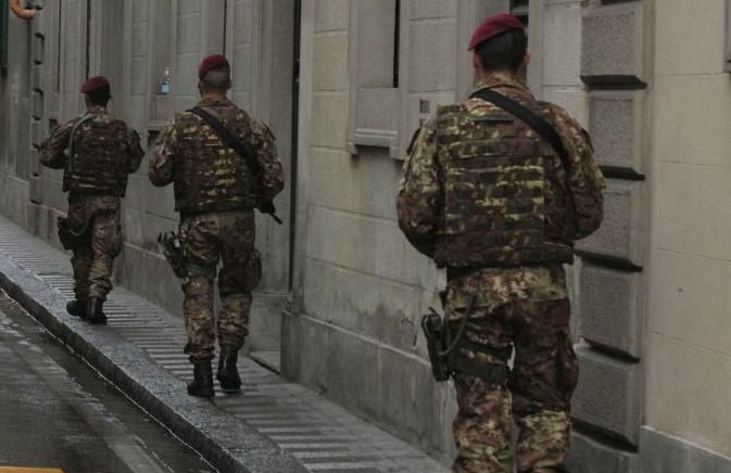 Mestre: bottiglietta sospetta, liquido ferisce militare durante controllo. Cosa c'era dentro?