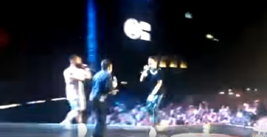 Gianni Morandi cade dal palco mentre canta "Volare" con Rovazzi