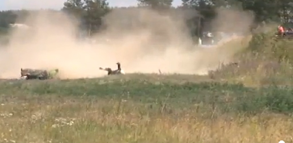 Incidente gara moto a Kiev: due piloti volano in aria in curva