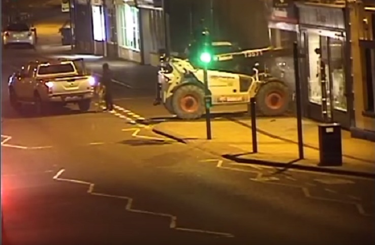 Sfondano vetrina banca con un muletto e si portano via il bancomat