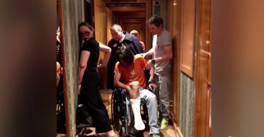 Naike Rivelli lascia casa dopo sfratto VIDEO Con lei fratello Andrea con gamba rotta