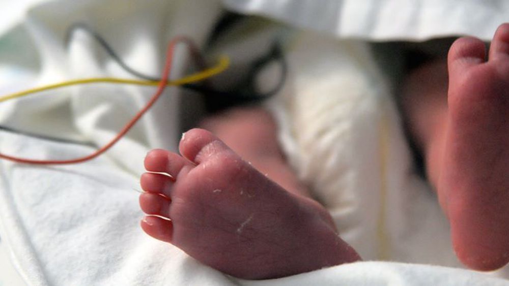 Vercelli, bimba di 2 mesi in coma: trauma cranico e costole rotte. A giugno "era caduta"