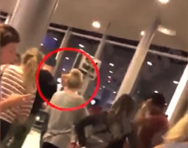 YOUTUBE Passeggero Easyjet riceve pugno in faccia da addetto aeroporto Nizza: ma il VIDEO mostra che..
