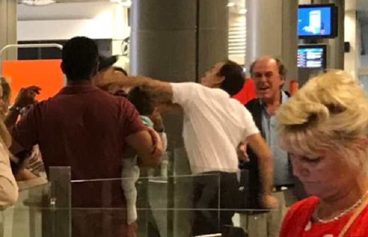 Passeggero Easyjet con bimbo in braccio si lamenta per le 14 ore di ritardo