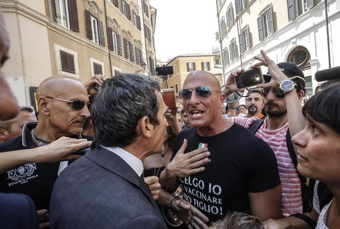 Vaccini, tre deputati Pd aggrediti da manifestanti no-vax fuori Montecitorio