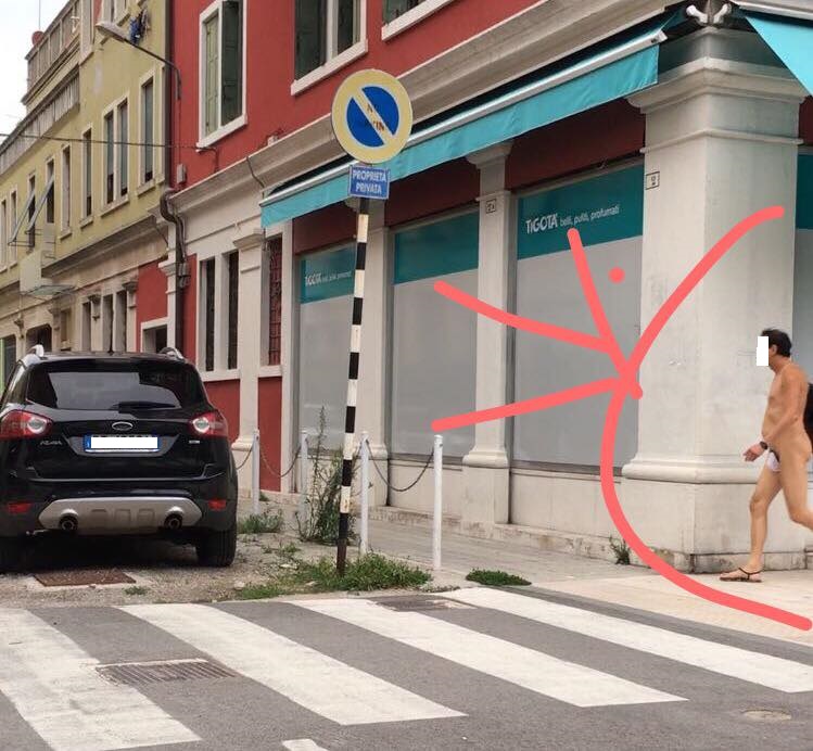 Senza vestiti cammina per il Lido di Venezia: FOTO finiscono su Facebook
