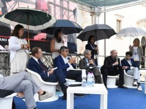 Ombrelli a Pescasseroli: uniti dall'ipocrisia, sepolti dal ridicolo