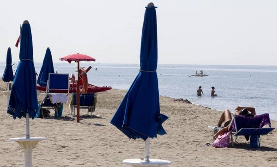 Cagliari, ombrellone sradicato dal forte vento: donna perde un occhio