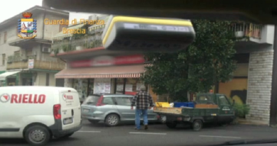 Timbrava cartellino e andava al suo orto: operaio comune denunciato a Pisogne (Brescia)