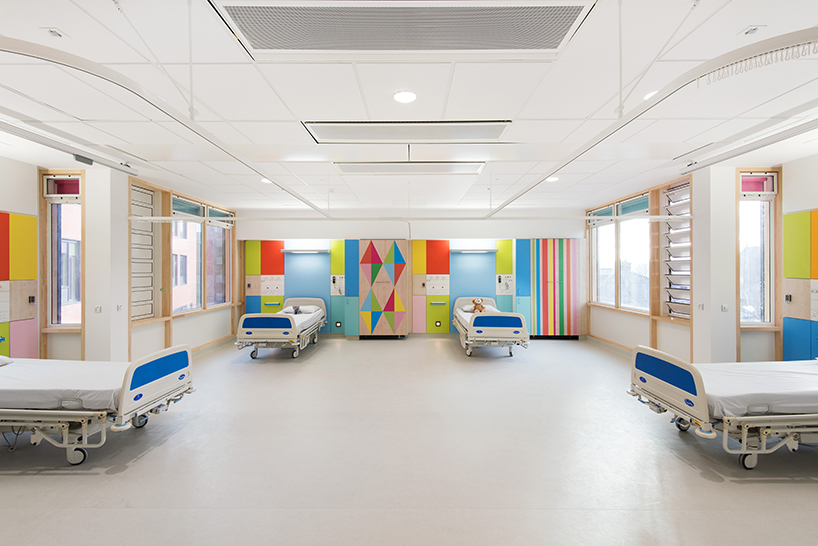 Bimbo di 3 anni cade dal nono piano di un palazzo. Esce dal coma sentendo la madre cantare