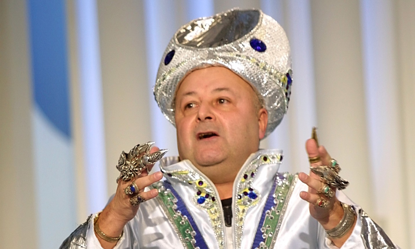 Divino Otelma: "Incendi a Roma? Colpa dei nemici della Raggi che complottano per buttarla giù"