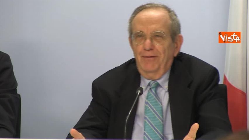 YOUTUBE Padoan sbotta all'ennesima domanda su Renzi: "Madonna santa, c..."