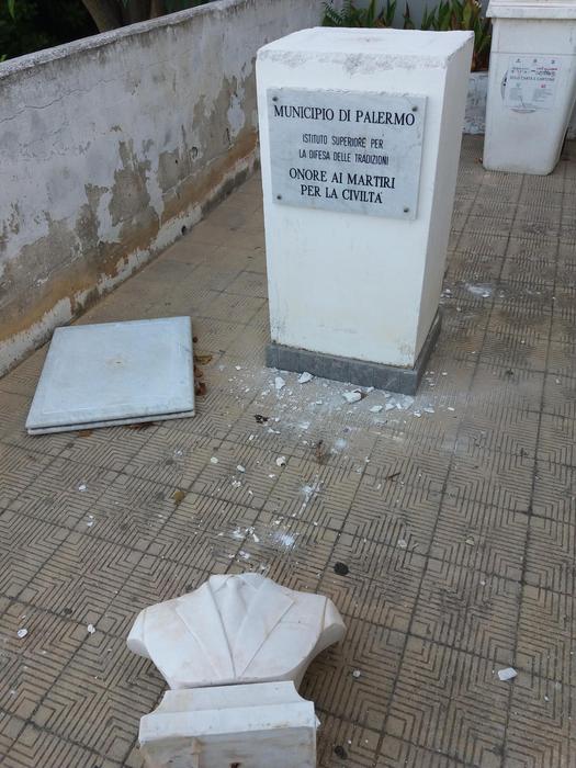 Il busto di Giovanni Falcone distrutto fuori dalla scuola del quartiere Zen (foto Ansa)