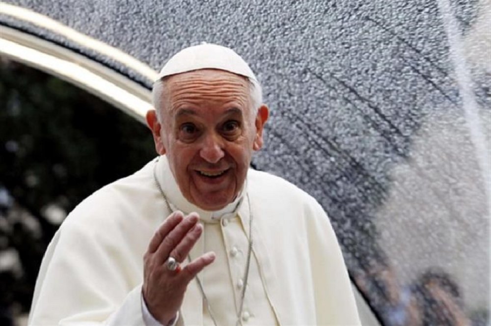 Papa Francesco fa economia in Vaticano: l'abito talare comprato su internet per risparmiare