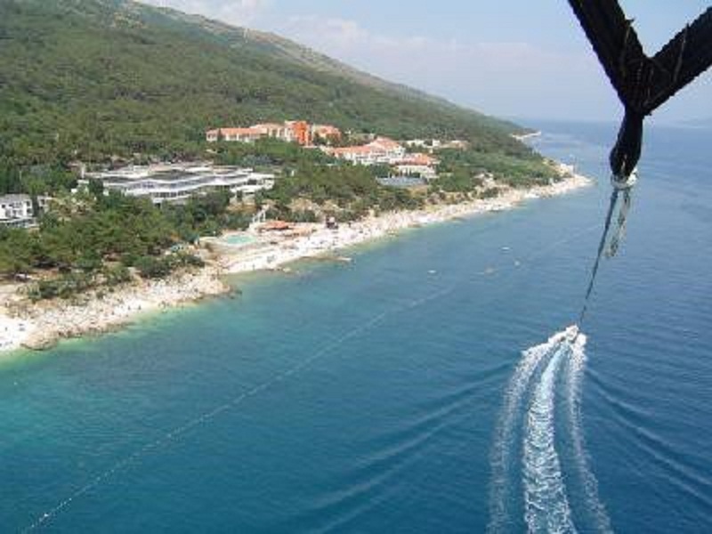 YOUTUBE Anziano prova il parapendio per la prima volta. Finisce malissimo