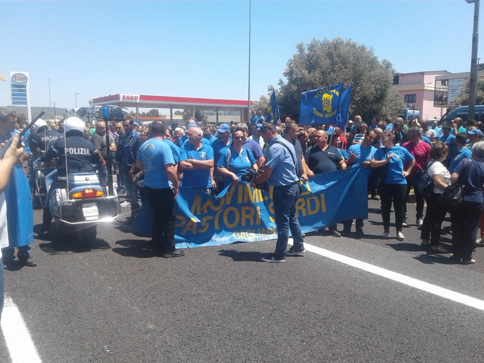 Oristano, pastori sardi occupano Statale 131: Sardegna divisa in due