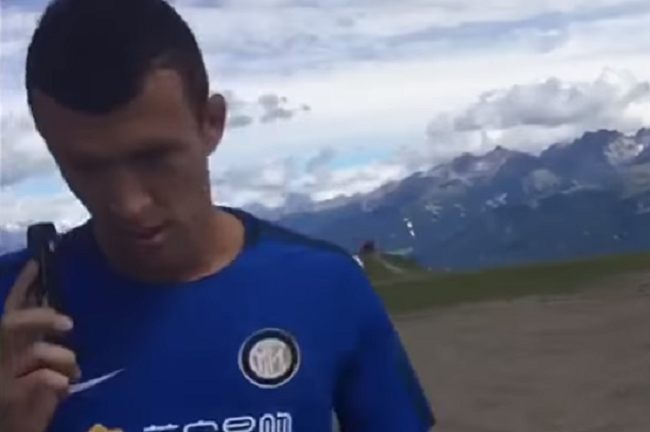 YOUTUBE Ivan Perisic dà una manata Massimiliano Nebuloni di Sky Sport
