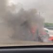 YOUTUBE Aereo precipita in autostrada e prende fuoco. Salvi i piloti04