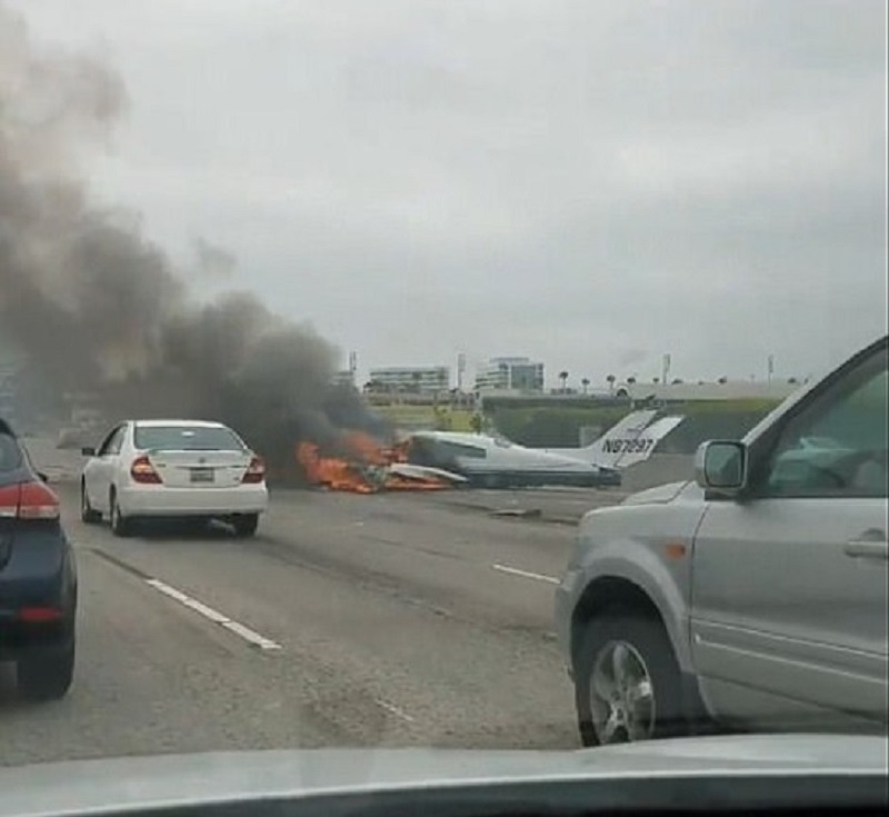 YOUTUBE Aereo precipita in autostrada e prende fuoco. Salvi i piloti03