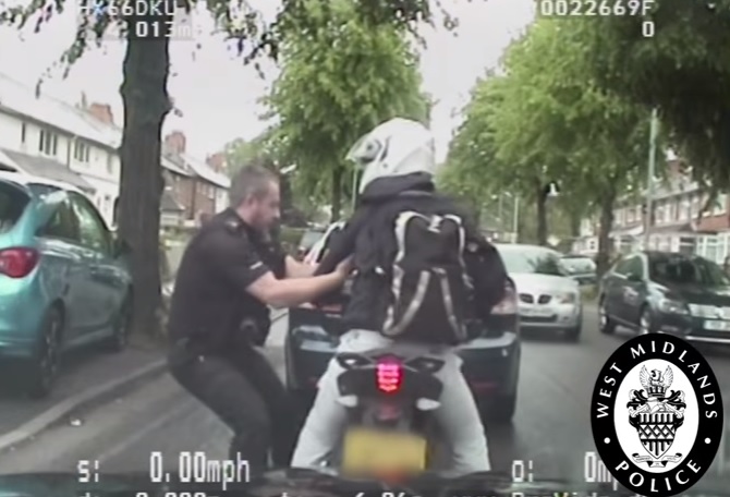 YOUTUBE Polizia inglese arresta così un ladro di moto