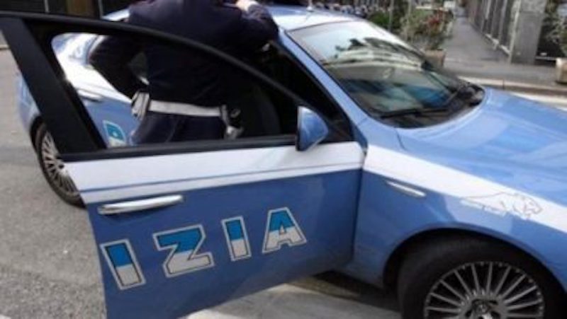 Roma, chiama la polizia: "Aiutatemi, mia moglie vuole farla finita". La trovano con l'amante