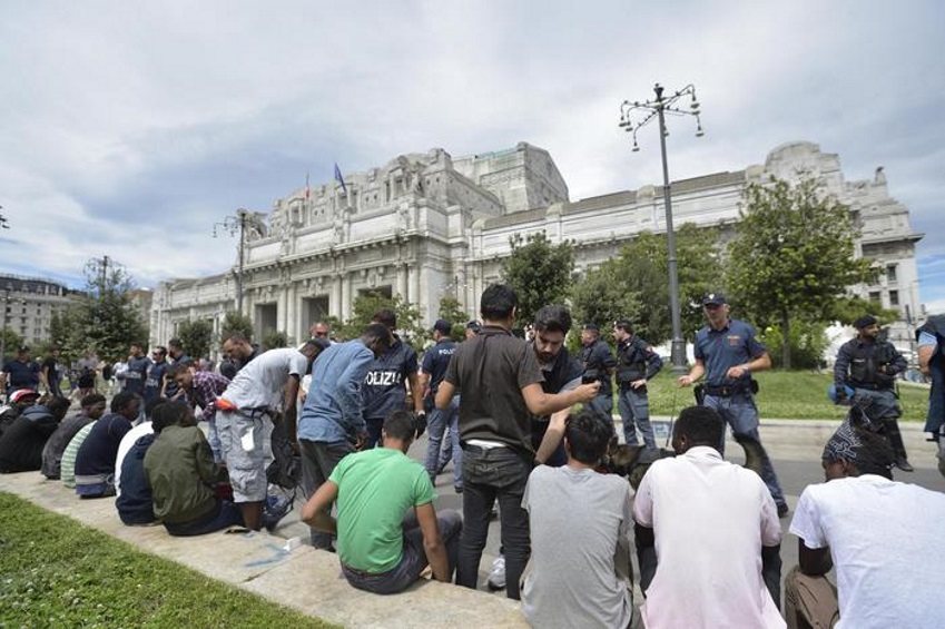 Milano, blitz della polizia in Stazione Centrale: decine di controlli di sicurezza