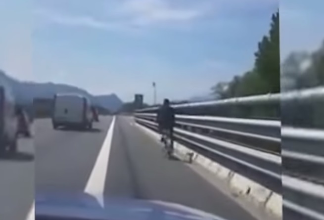 Susa, poliziotto sospeso per le offese alla Boldrini. Salvini: "Merita un premio"