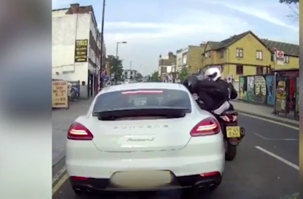 Ladri in moto si fanno consegnare oggetti di valore dalla Porsche ferma al semaforo