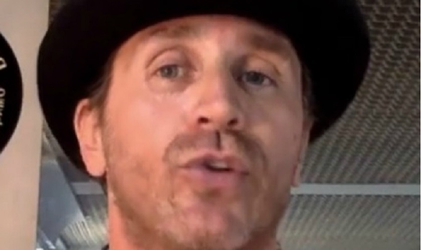 Giuseppe Povia con "Immigrazia": "Mentre fissi il lampadario, immigrati ti fregano il salario"