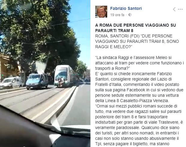 Roma, coppia si attacca al tram 8 e viaggia per Trastevere seduta sul paraurti VIDEO