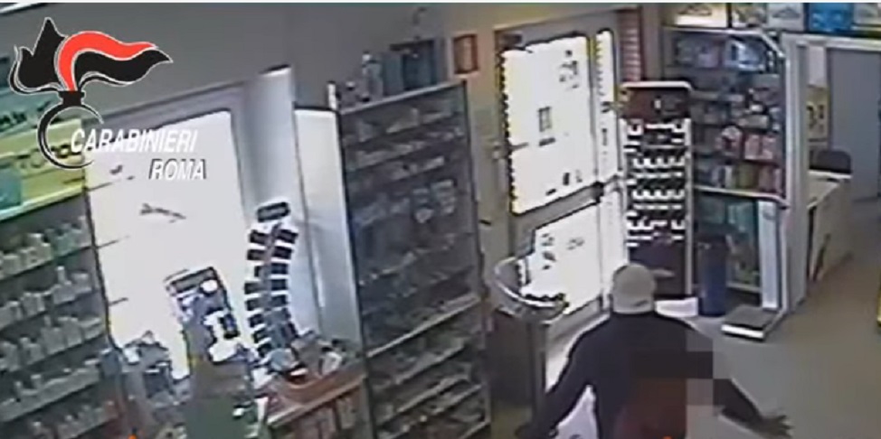 YOUTUBE Pomezia, rapina cinque farmacie armato di pistola: arrestato
